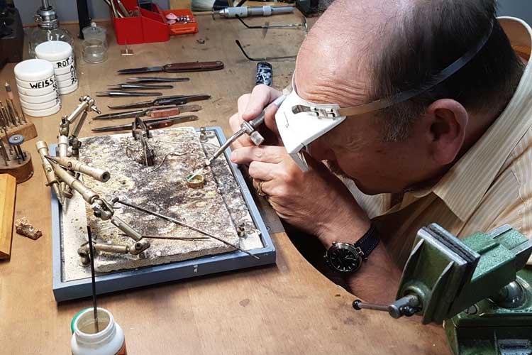 Ihre Uhren und Schmuck in guten Händen: Michael Kiau Ihre Uhren und Schmuck in guten Händen: Michael Kiau